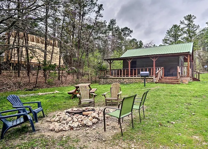 Rustic Cabin With Hot Tub Near Broken Bow Lake!