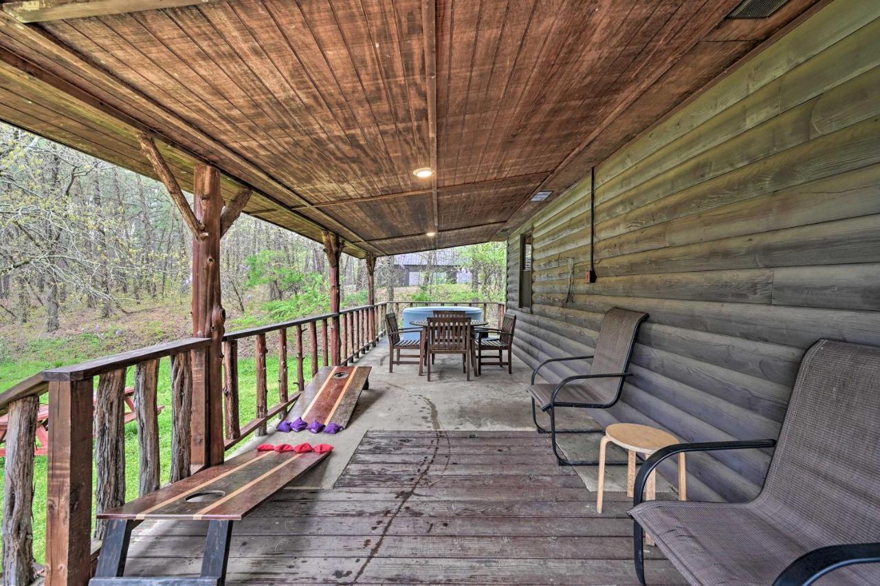 Hébergement de vacances Rustic With Hot Tub Near Lake!