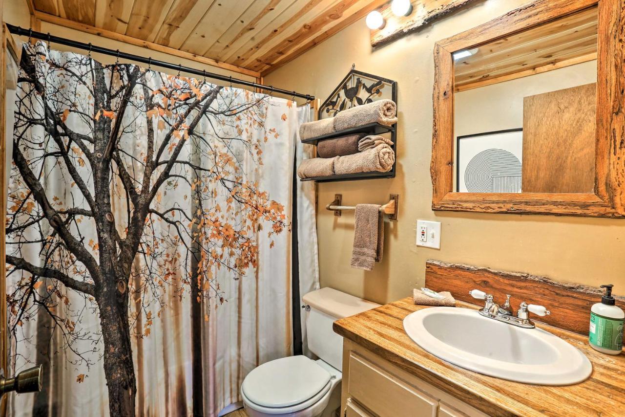 Rustic With Hot Tub Near Lake! Broken Bow