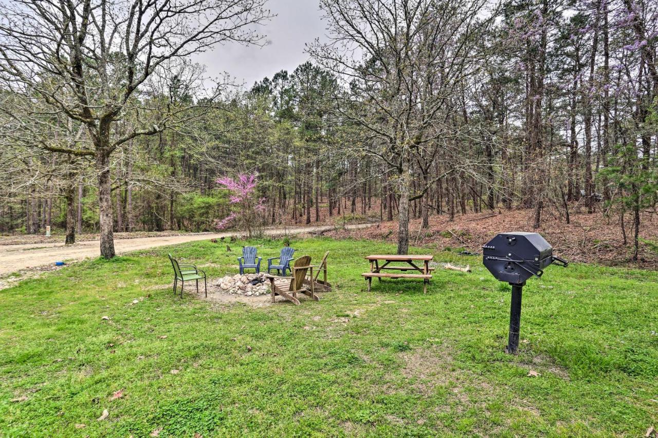 Hébergement de vacances Rustic With Hot Tub Near Lake! *