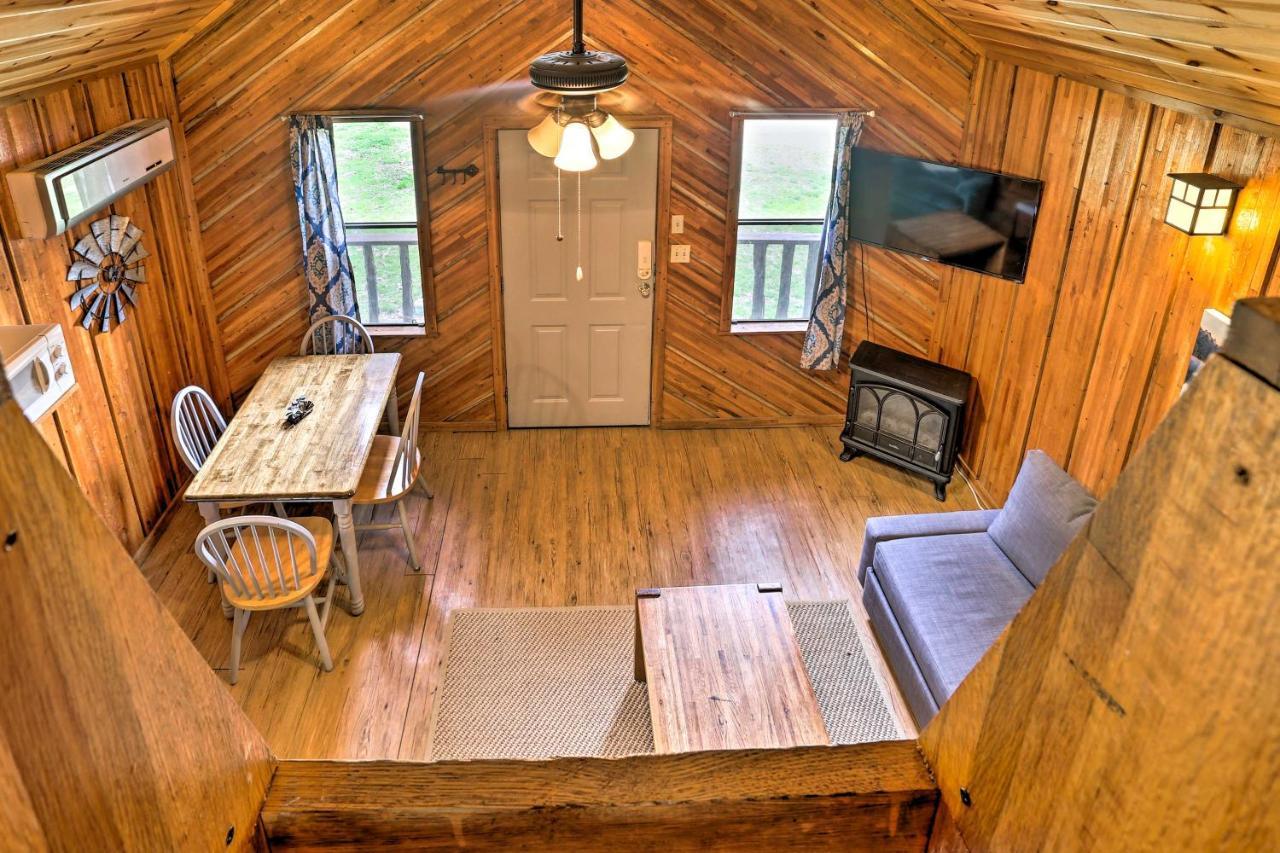 Rustic With Hot Tub Near Lake! Hébergement de vacances Broken Bow