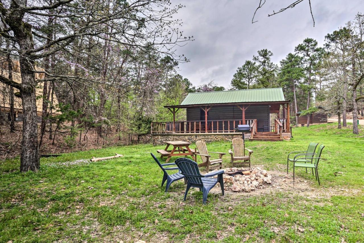 Hébergement de vacances Rustic With Hot Tub Near Lake!
